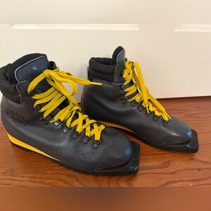 Alpina 3 Pin 75mm Nordic Norm XC Ski Boots Mens Size 40 Black Yellow Vibram